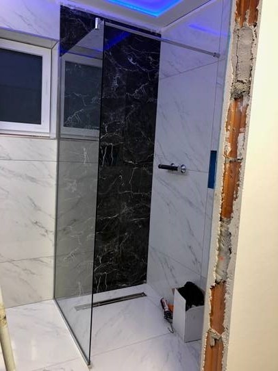 Duschwand aus Glas von Showersolution