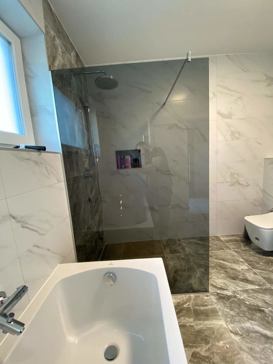 verdunkelte Duschwand von Showersolution